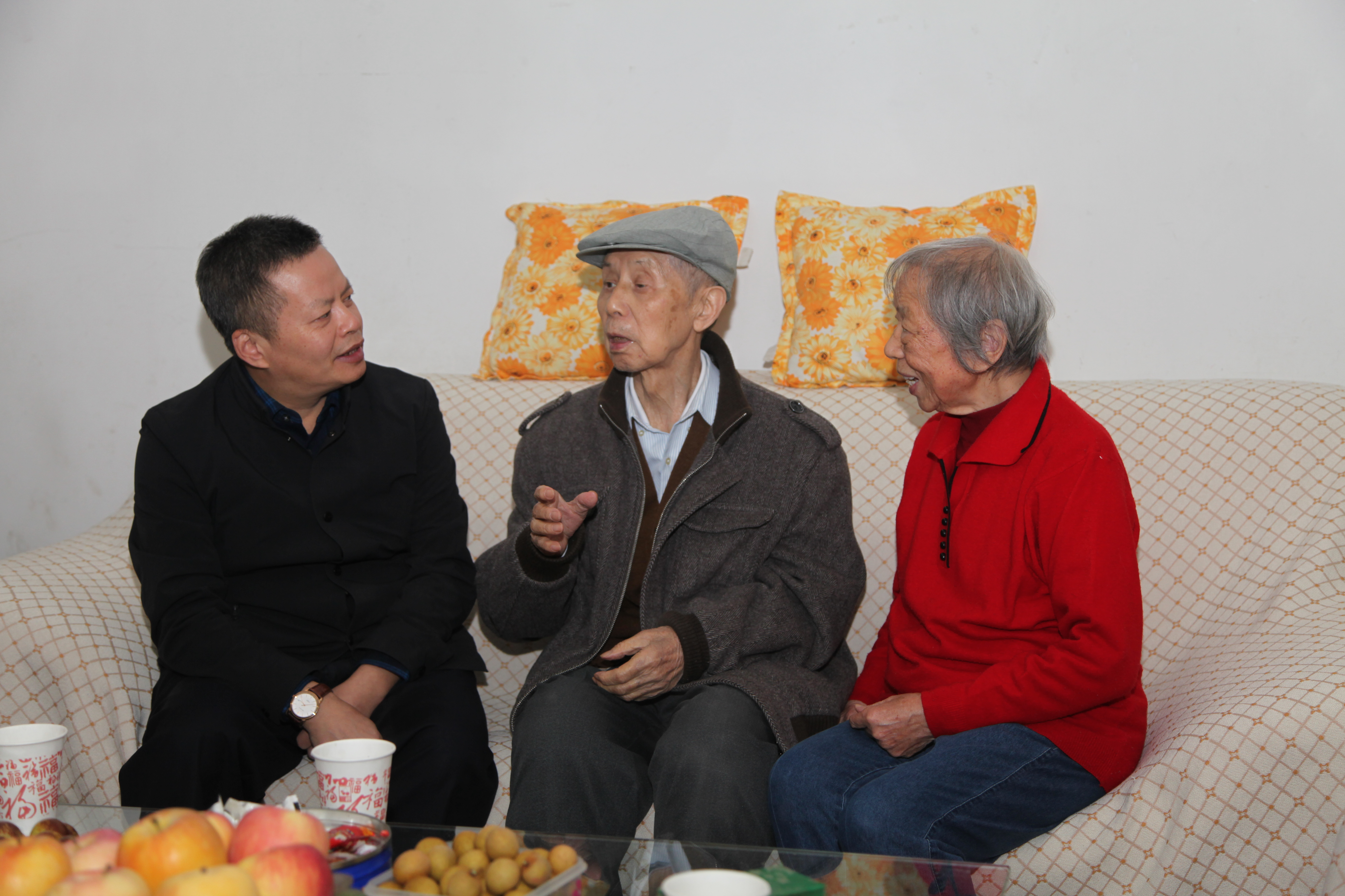 贺修铭慰问离休老党员郭仁凡同志